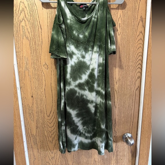 This is a Poof tye dyed dress the colors are green and white. It is a size XL - Picture 2 of 7